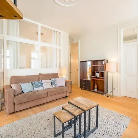 Classy Duplex In Historic Apartament Lizbona